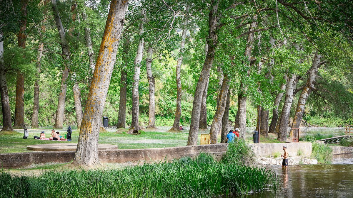 El termómetro rebasa los 30 grados en Soria y el río Duero recibe a los primeros bañistas.