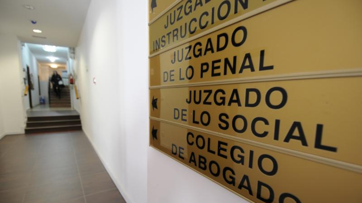Cartel con los juzgados en Condes de Gómara en Soria.