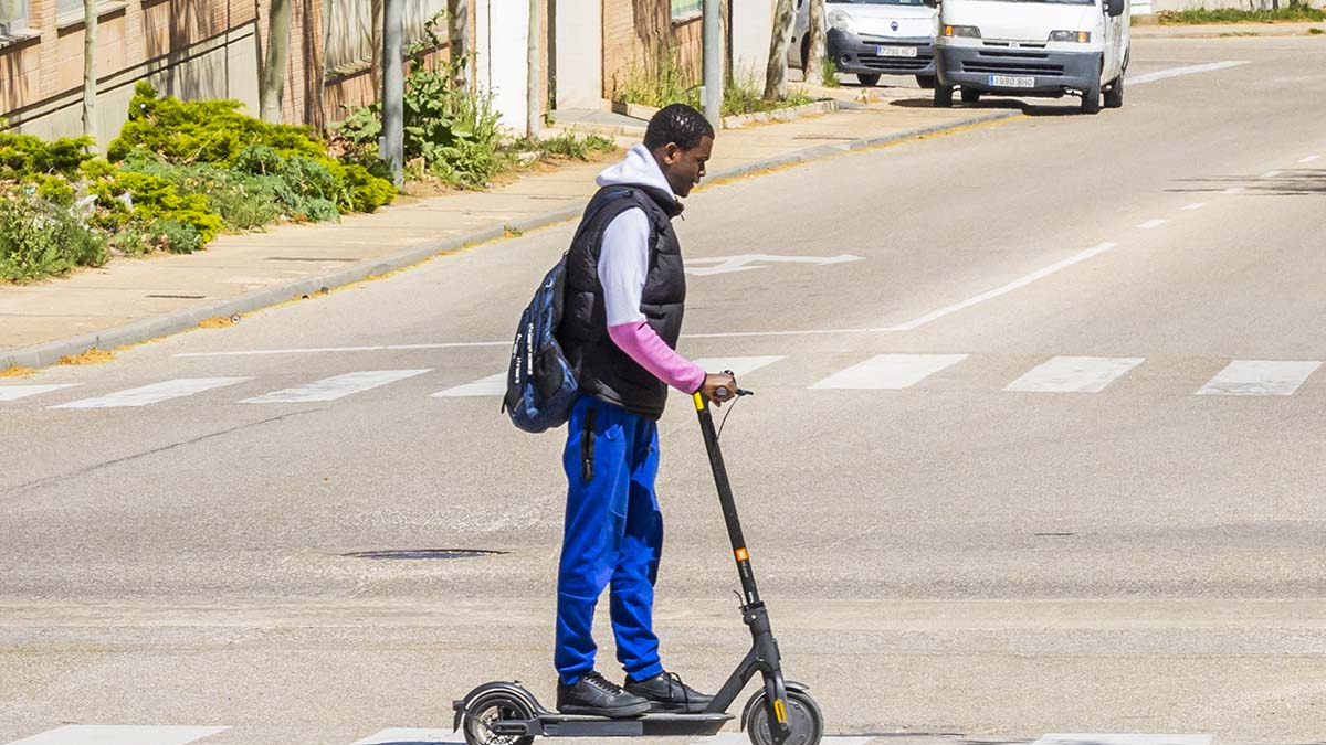 Un joven con un patinete en una calle de Soria.