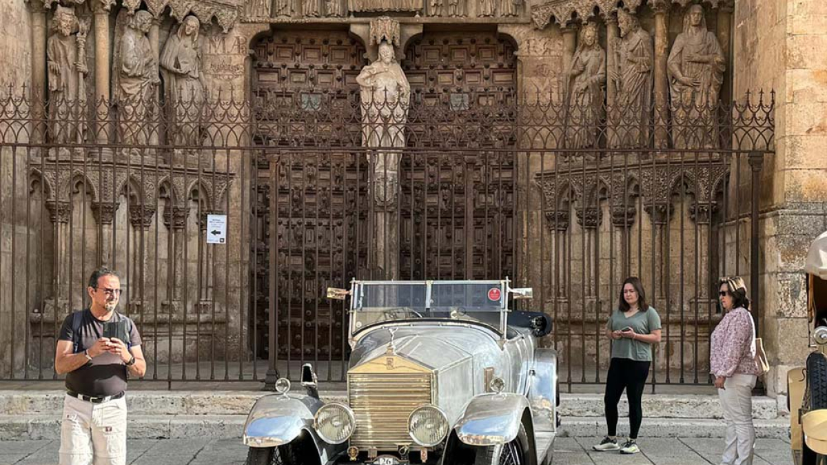 Vehículos antiguos junto a la Catedral