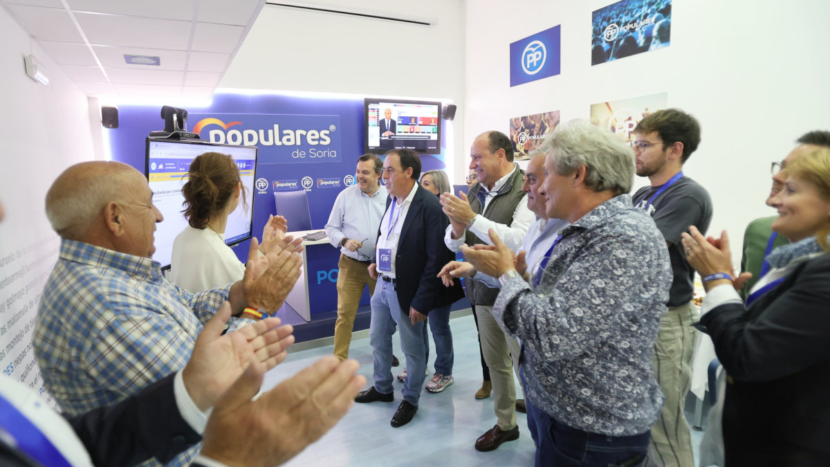 Alegría de la familia del PP en la sede popular por los resultados en las europeas.