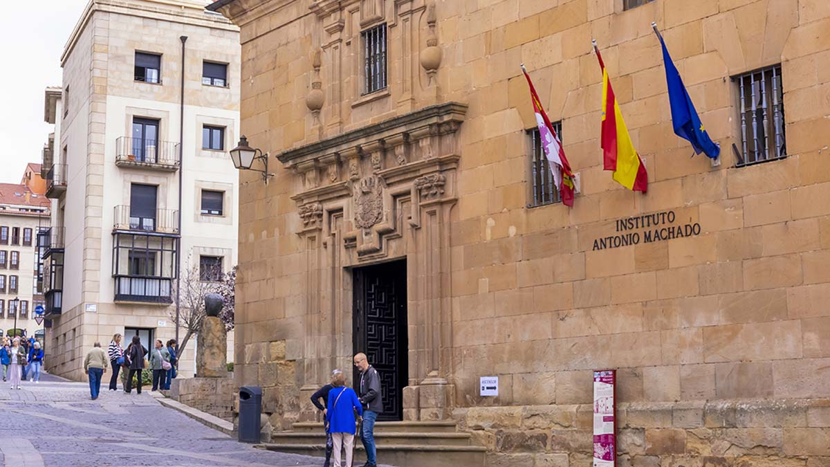 Los agresores entraron al Instituto Antonio Machado, donde la víctima es alumna.