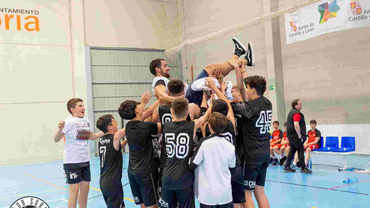 El CSB Codesian A ganó ante su afición la Copa de Castilla y León infantil.