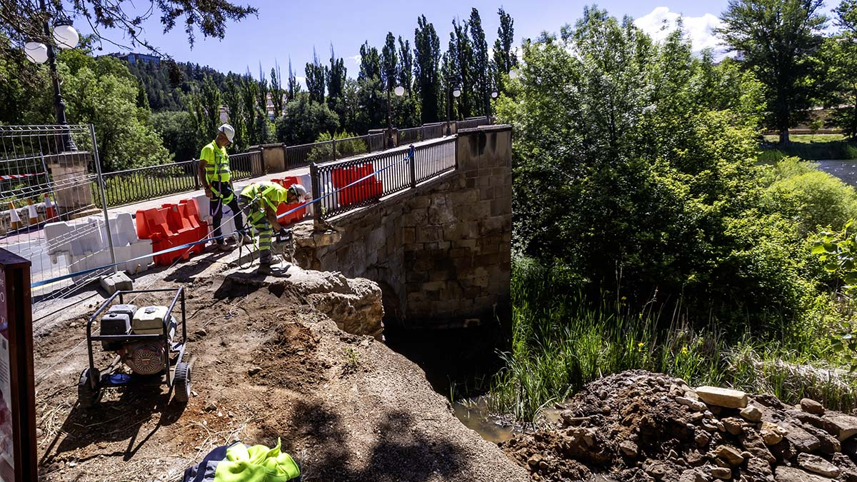 Obras en el puente de piedra. - MARIO TEJEDOR
