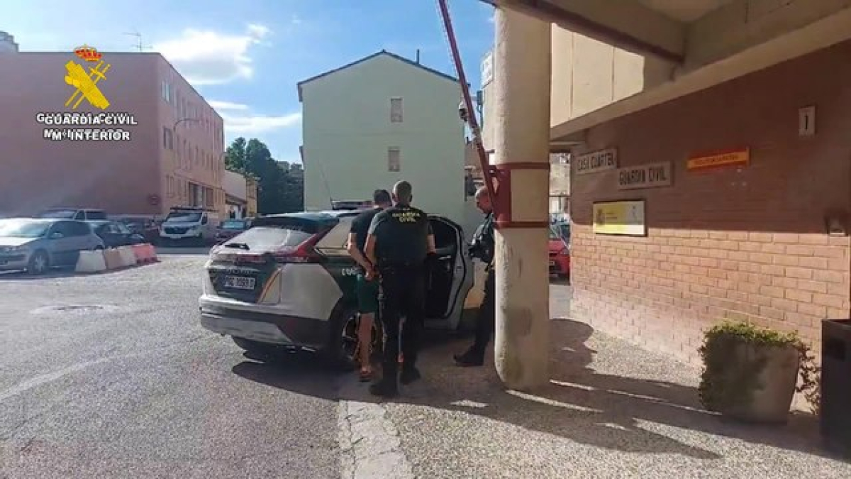 La Guardia Civil ha detenido, en una investigación conjunta culminada por las Comandancias de Zaragoza y Burgos, a un varón de 28 años de edad, como presunto autor de 24 delitos contra el patrimonio, un delito de hurto de placas de matrícula y un delito de robo y uso vehículo. Asaltaba bares y restaurantes para llevarse la recaudación de las cajas registradoras y las tragaperras. Actuó dos veces en la provincia de Soria.