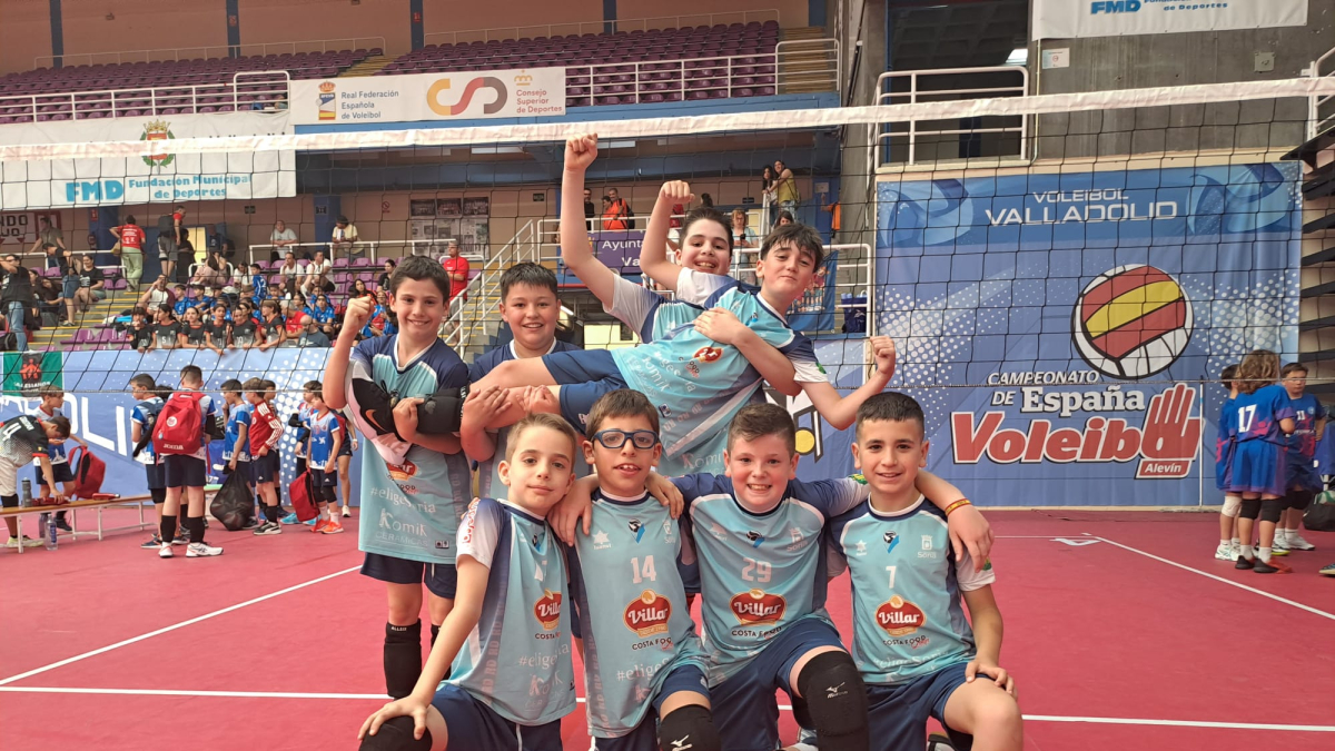 Los alevines del C.V. Río Duero tras ganar uno de los encuentros de este viernes.