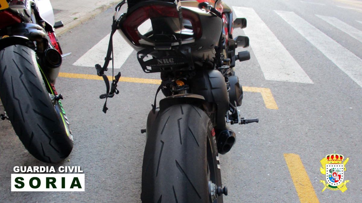 Sistema de matrícula abatible en una de las motocicletas localizadas.