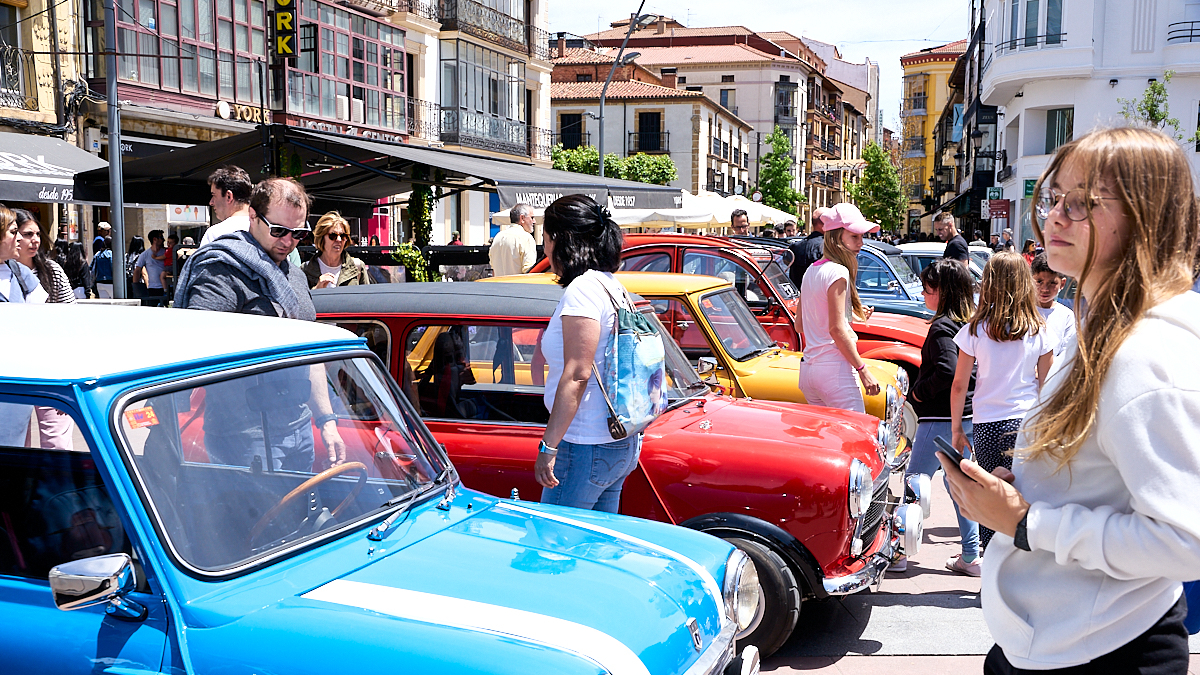 El Clasiclub de Soria acerca al centro de la ciudad la historia del motor con una concentración de coches clásicos.