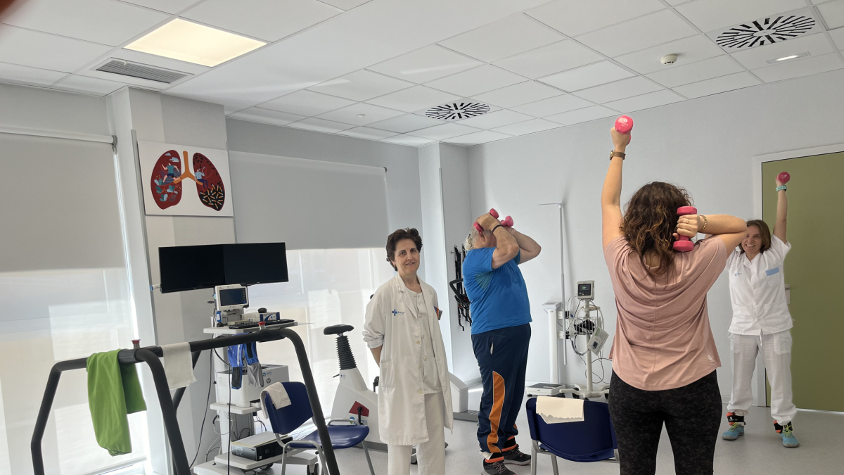 Dos pacientes siguen los ejercicios que marca la fisioterapeuta bajo la supervisión de la médico rehabilitadora.