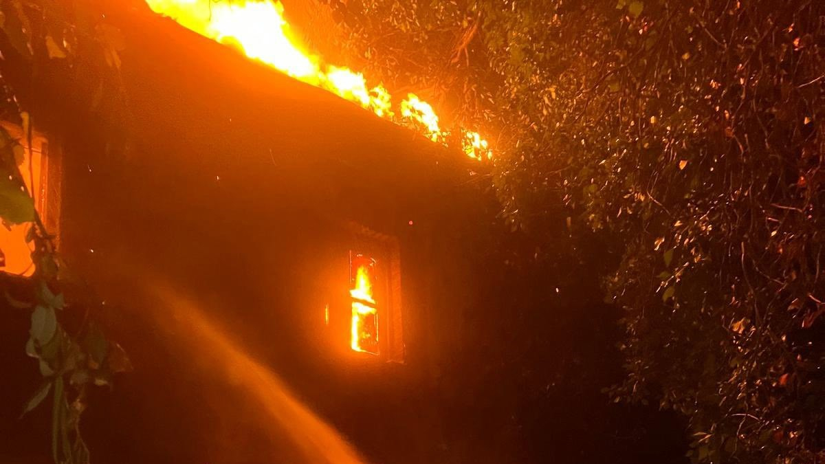 Imagen de un bomberos apagando las llamas en León