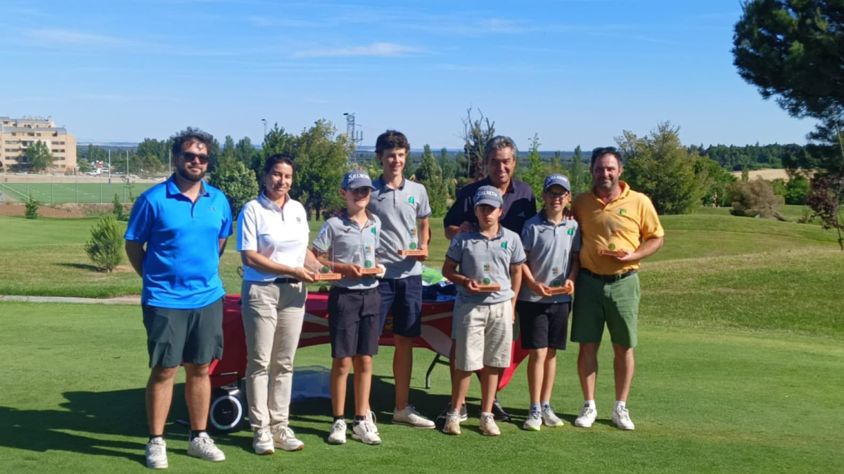 Los cuatro competidores del club soriano recogiendo el galardón como segundos clasificados