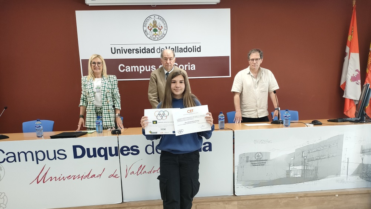 Claudia Molina con el premio que le acredita como ganadora de la Olimpiada de Economía en Soria.