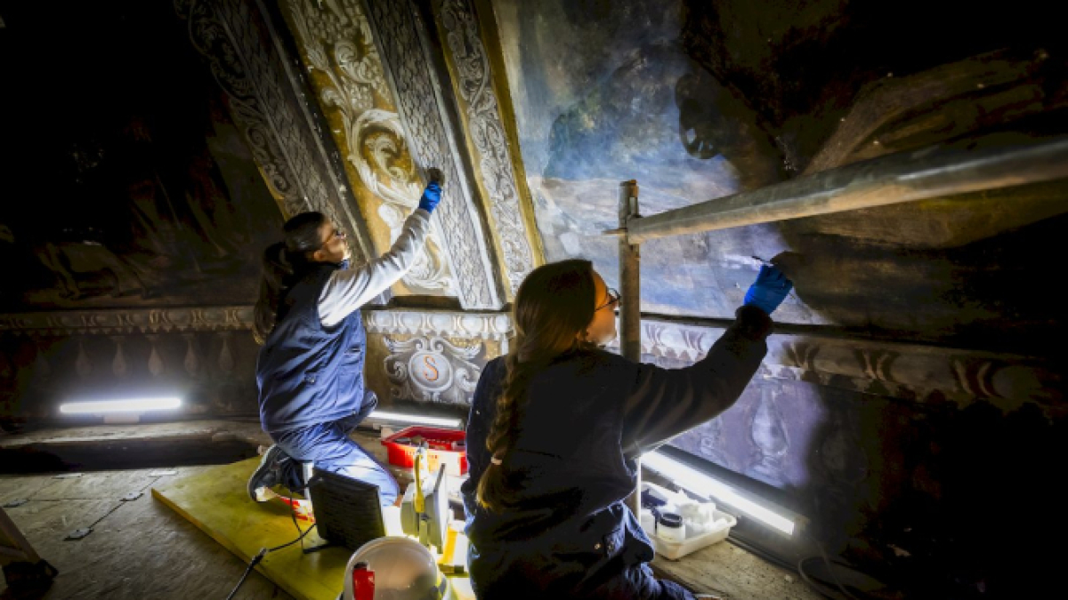 Detalle de cómo se están restaurando los frescos.