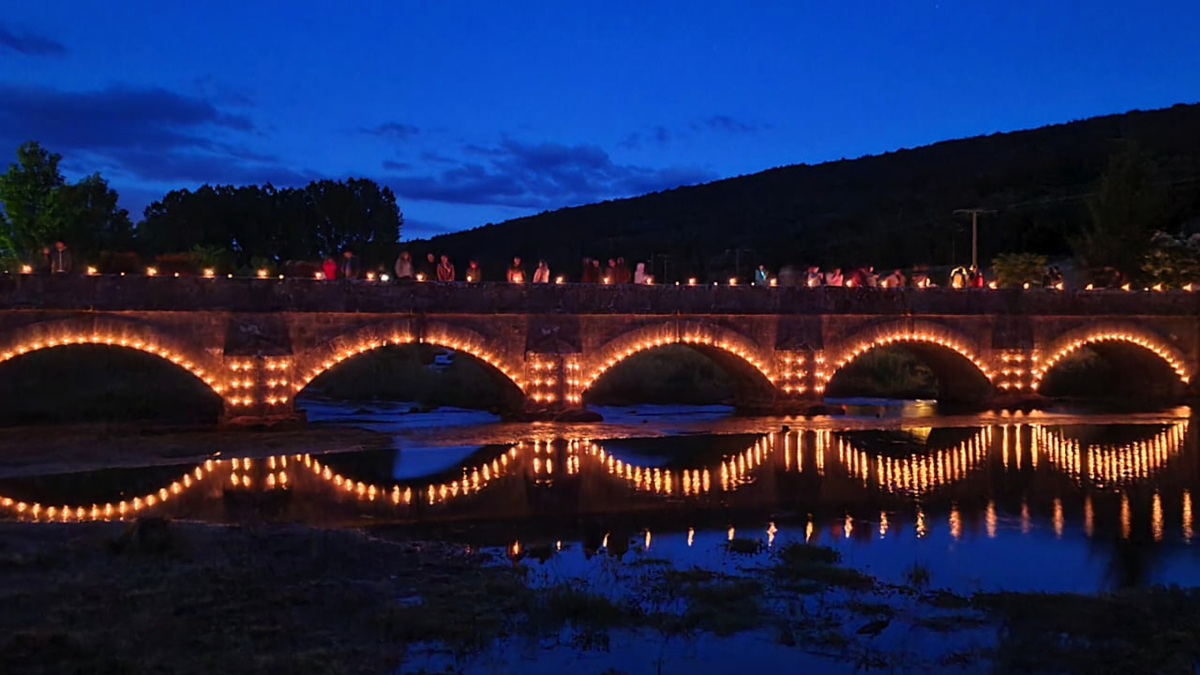 El puente sobre el río Duero en Salduero iluminado con las velas.