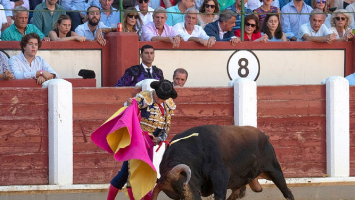 Una faena de un torero en la Feria Taurina de San Juan.