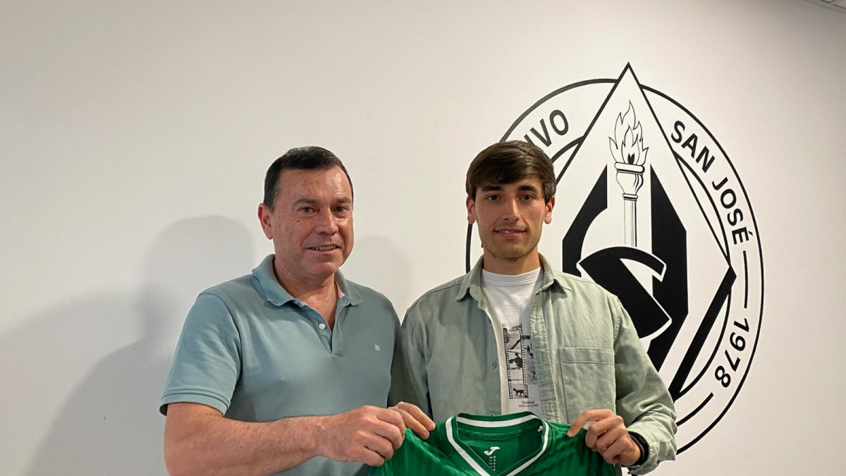 Carlos Carramiñana, nuevo entrenador del San José, junto al presidente del club, 'Tito' Hernansanz.