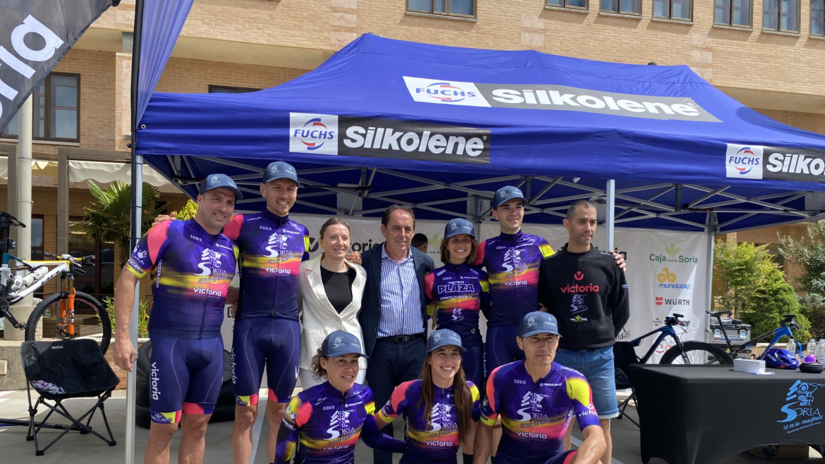 Foto de familia del equipo 'Soria Ni Te La Imaginas' presentado en El Burgo con presencia del presidente de la Diputación.