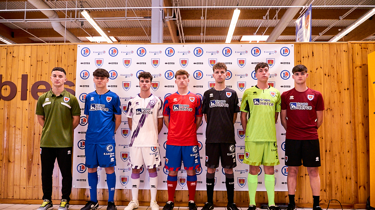 La nueva equipación del Numancia con los jugadores de la cantera como modelos.