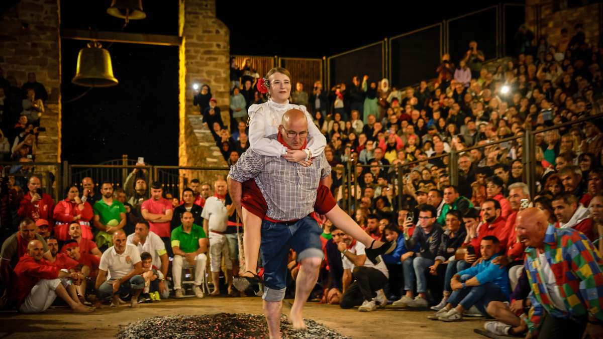 21 valientes pisan fuerte sobre la hoguera de San Pedro Manrique.