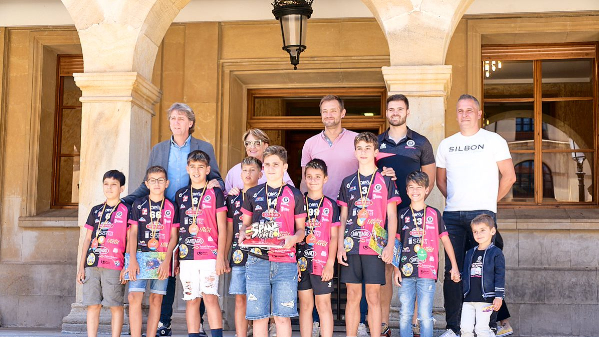 Los alevines del club soriano durante su visita al Ayuntamiento.
