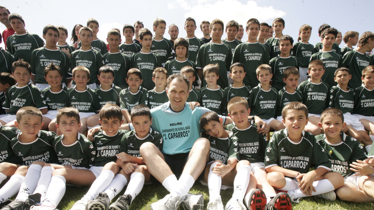 El técnico Joaquín Caparrós durante una visita al campus de San Esteban.