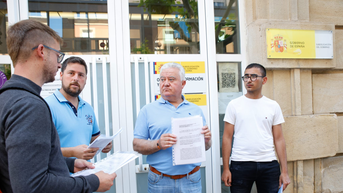 Una representación de Magin, con su presidente, Miguel Ángel Aguilera, en el centro, presenta 12 recursos contra las denuncias por las tractoradas.