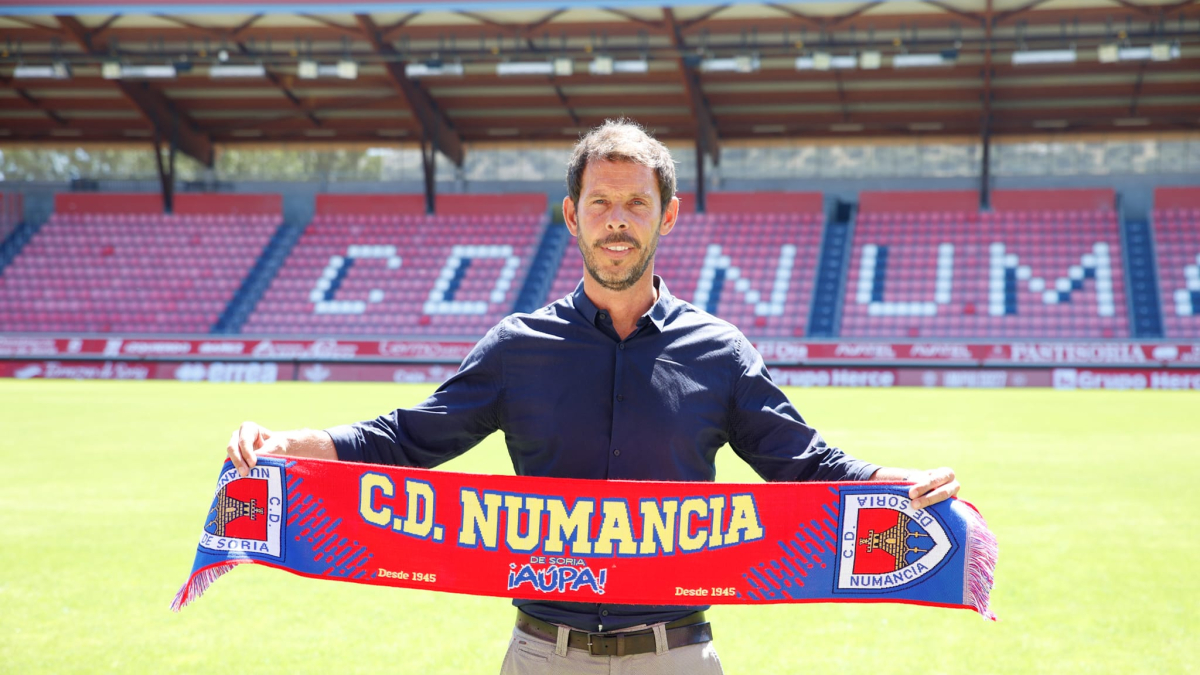 Aitor Calle en el campo de Los Pajaritos tras ser presentado como entrenador numantino.