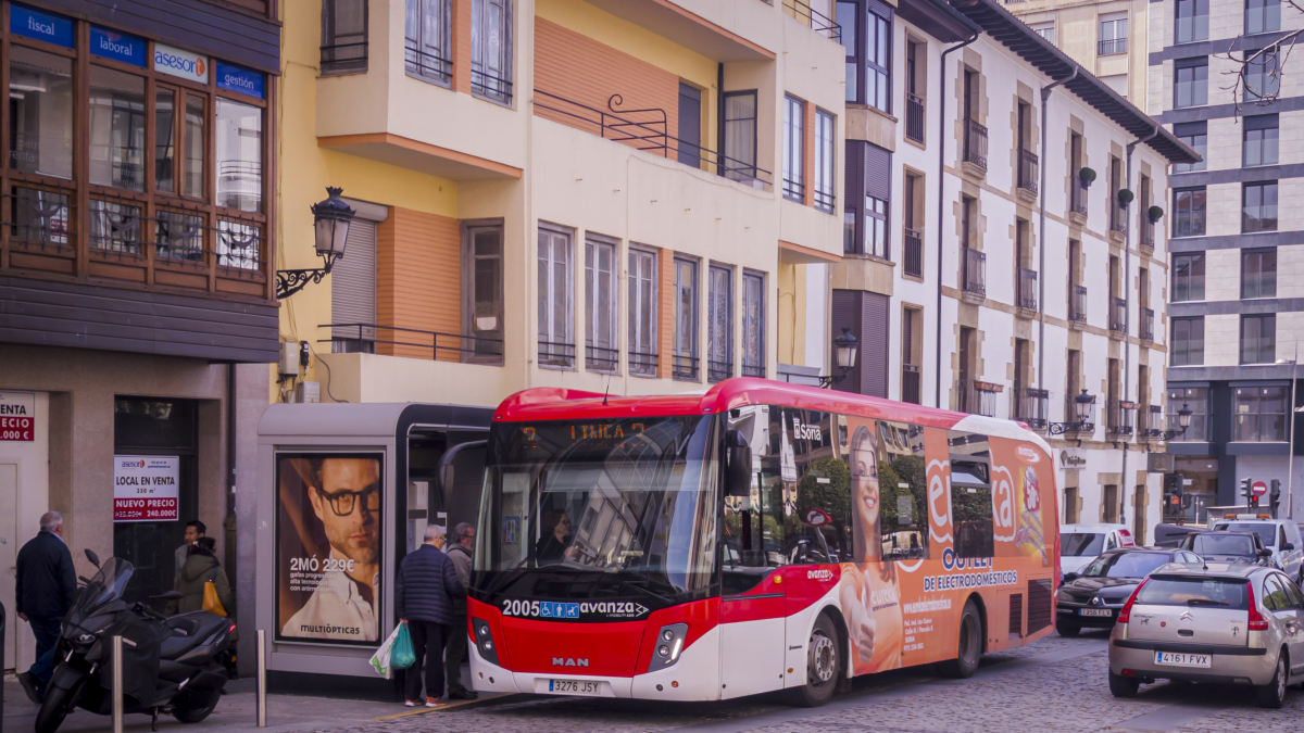 El autobús urbano en Jurados de Cuadrilla. MARIO TEJEDOR