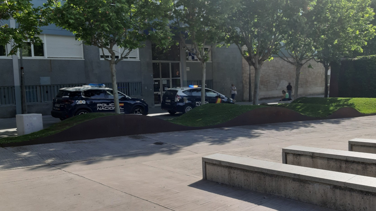Dos coches patrullas de la Policía Nacional han acudido al Soria Norte.