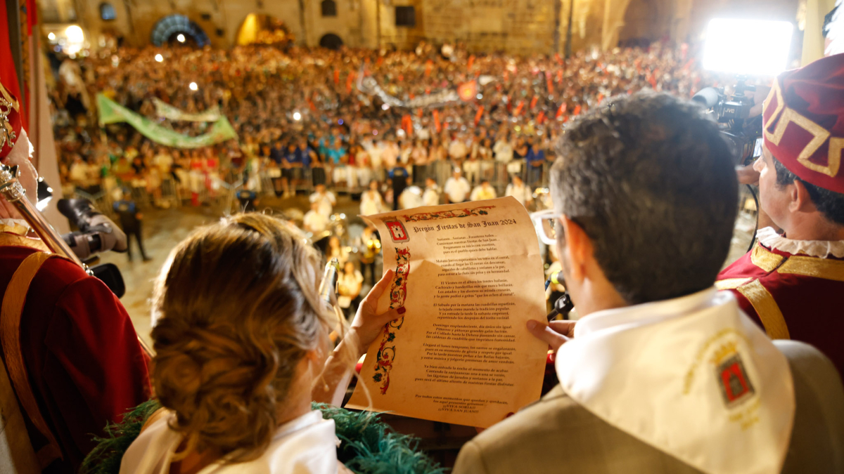 Los pregoneros dirigiéndose al público en la plaza Mayor de Soria.