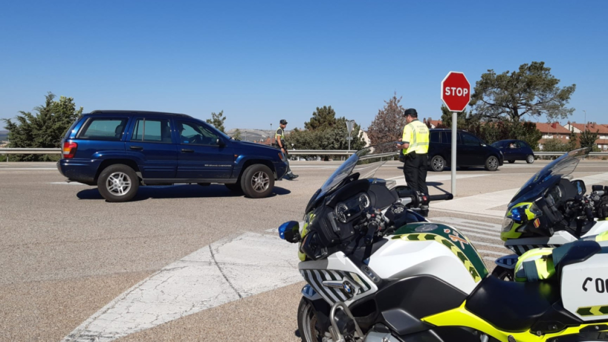 Un guardia civil vigila el tráfico en una carretera de Soria.