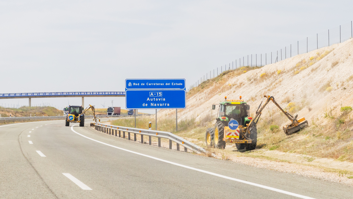 Una máquina trabajando en el arcén de la A-15 el pasado miércoles.