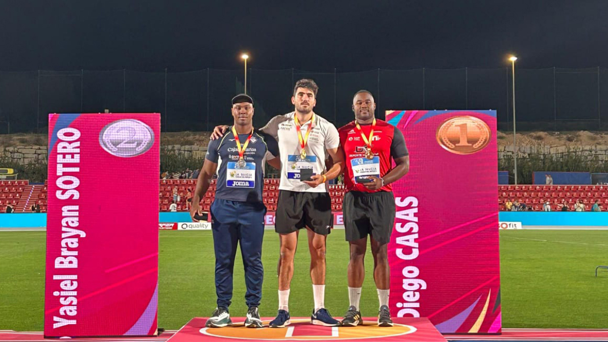 Ramírez Fabal, con la camiseta roja del Numantino, en el pódium del Campeonato de España.