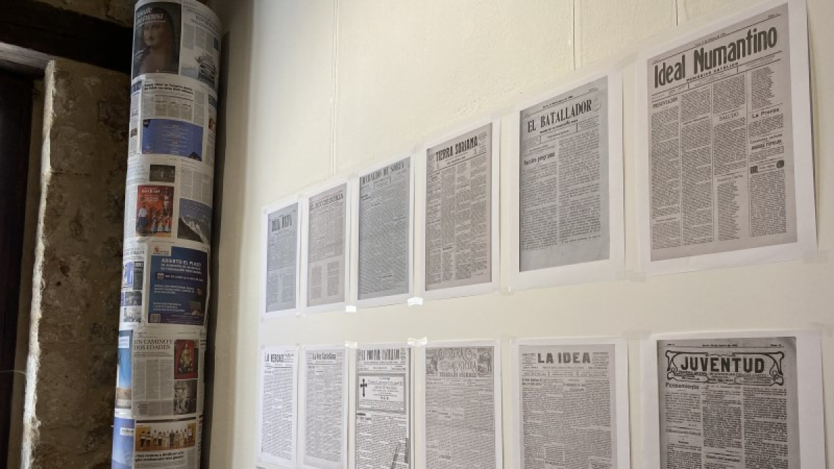 Reproducciones de periódicos en la exposición.