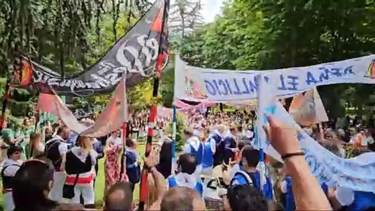 Las peñas de Soria han recibido así a las autoridades en el Domingo de Calderas de 2024. La sanjuanera preceptiva, los pañuelos, las pancartas y los impecables chalecos han añadido color al que para muchos es el día grande de las fiestas.