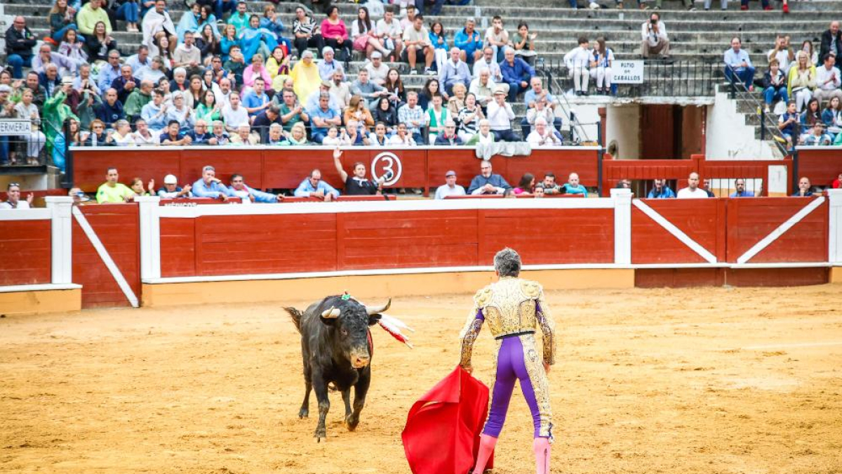 Rubén Sanz durante su faena a uno de los astados el Domingo de Calderas.