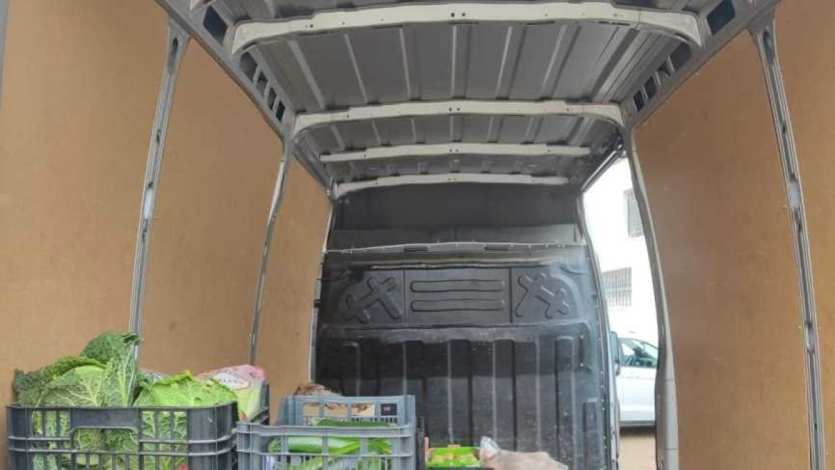 Productos en una furgoneta destinada a la venta ambulante.