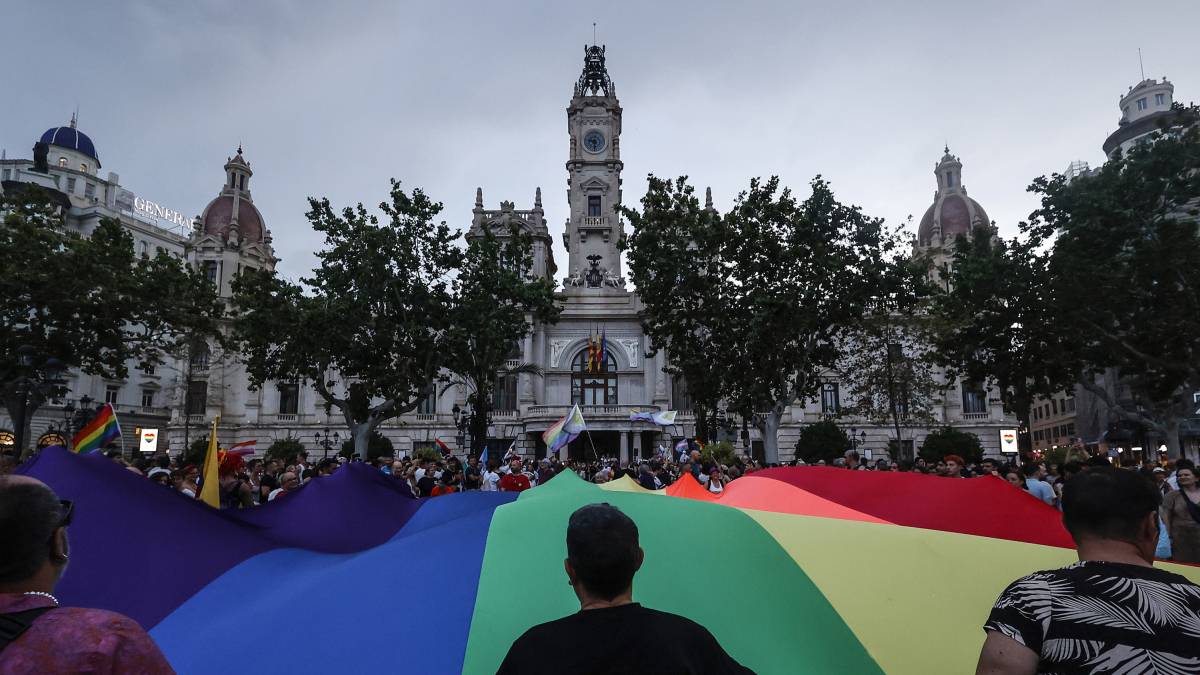 Cientos de personas durante la manifestación del Orgullo 2024 en Valencia, frente al Ayuntamiento, a 28 de junio de 2024, en Valencia.