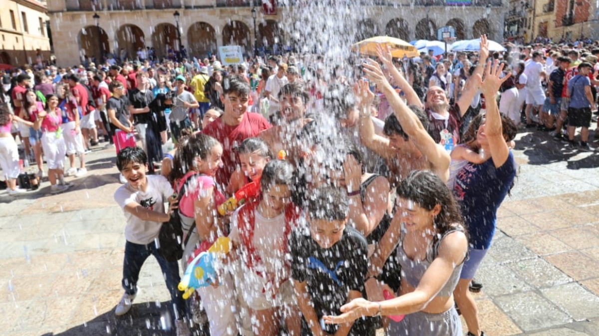 Varios jóvenes se llevan un buen remojón en la plaza Mayor.