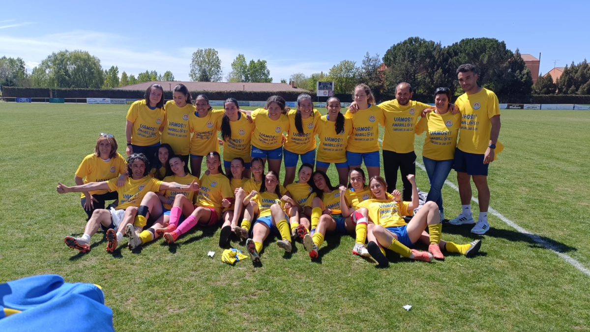 El C.D. San Esteban femenino tras ganar el título de Liga Provincial.