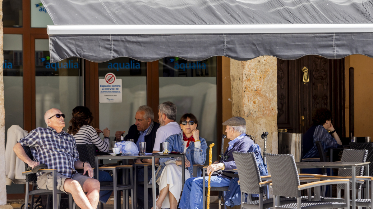 Personas en una terraza en El Burgo.
