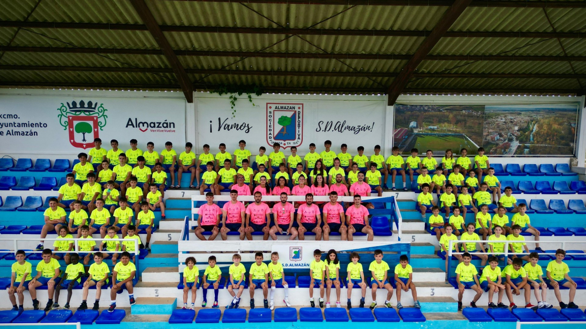 Foto de familia del III Campus de la S.D. Almazán que se celebra en estos días.