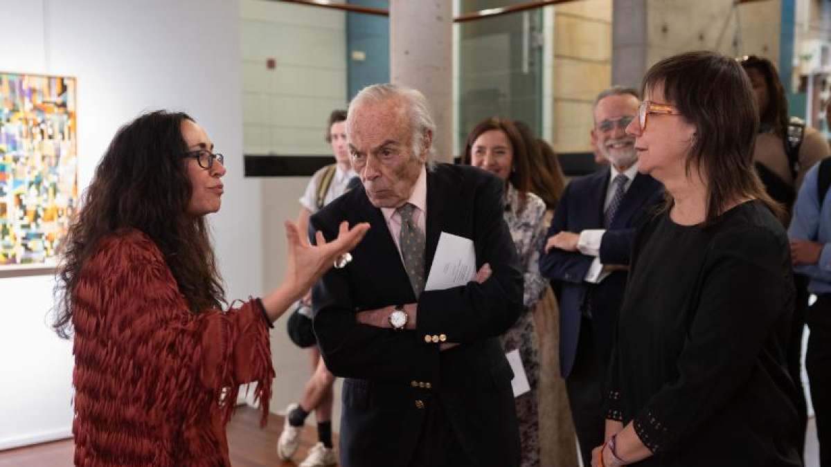 El duque de Soria, Carlos Zurita, con la arquitecta Mariasun Salgado (izq.) y la concejala de Cultura, Gloria Gonzalo