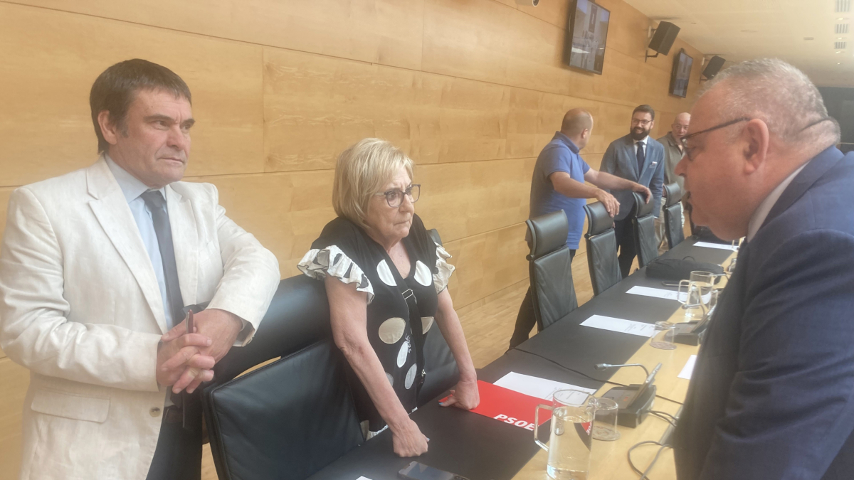 Jesús Puente (i) y Alejandro Vázquez conversan minutos antes de la comparecencia del consejero de Sanidad.