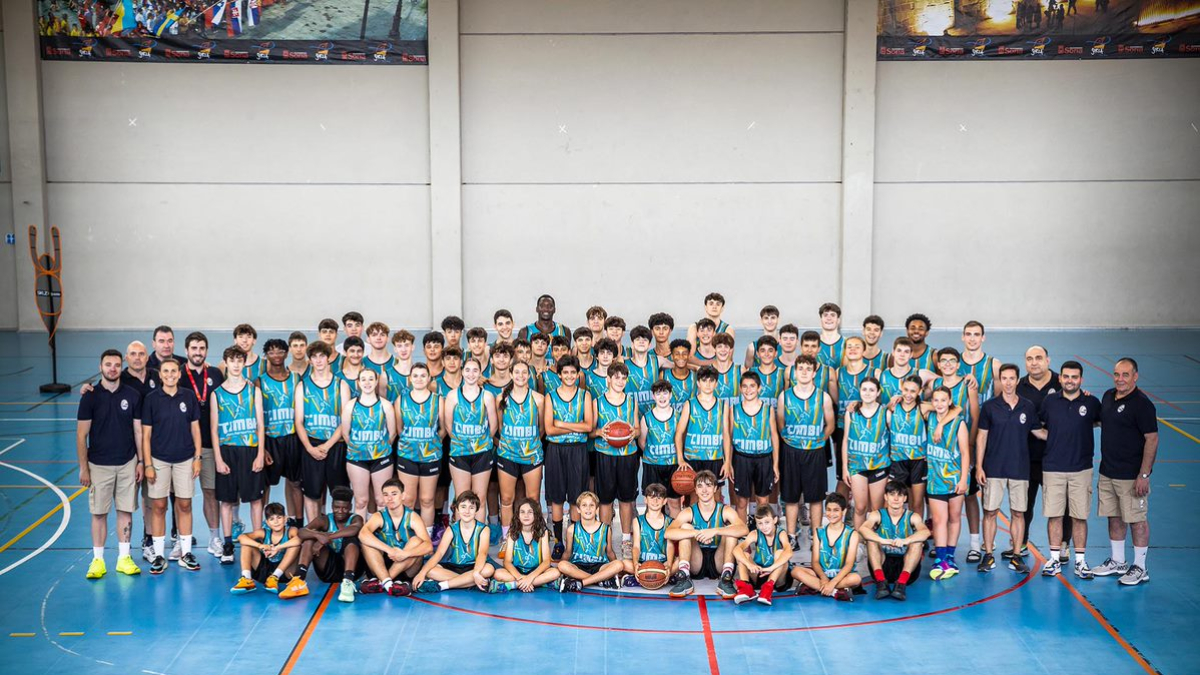 Foto de familia de los asistentes al campus.