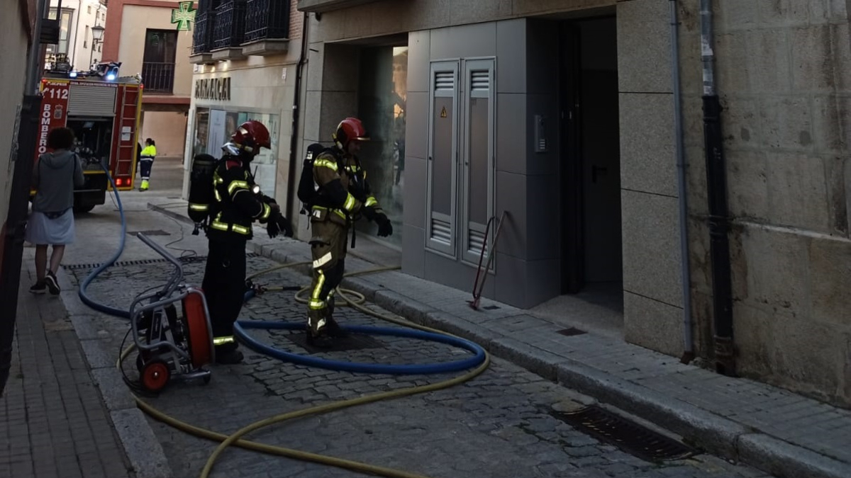 Los bomberos de preparan para entrar en la vivienda.
