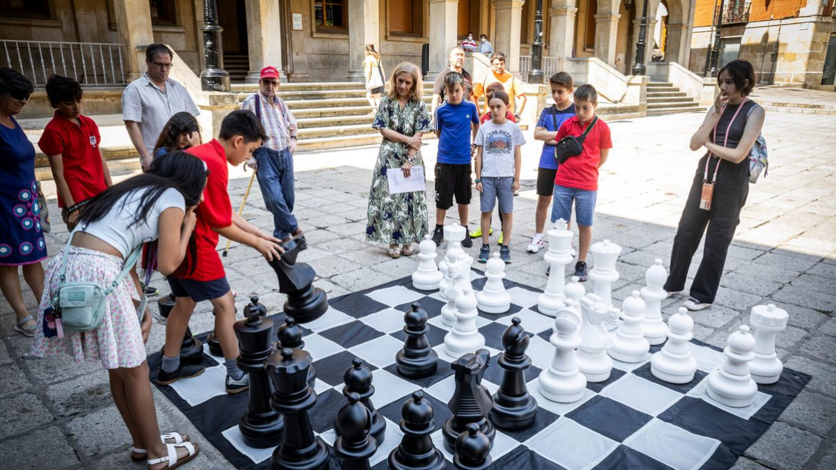 Un momento de la presentación del tablero de ajedrez gigantes, idea ganadora de los Presupuestos Infantiles.