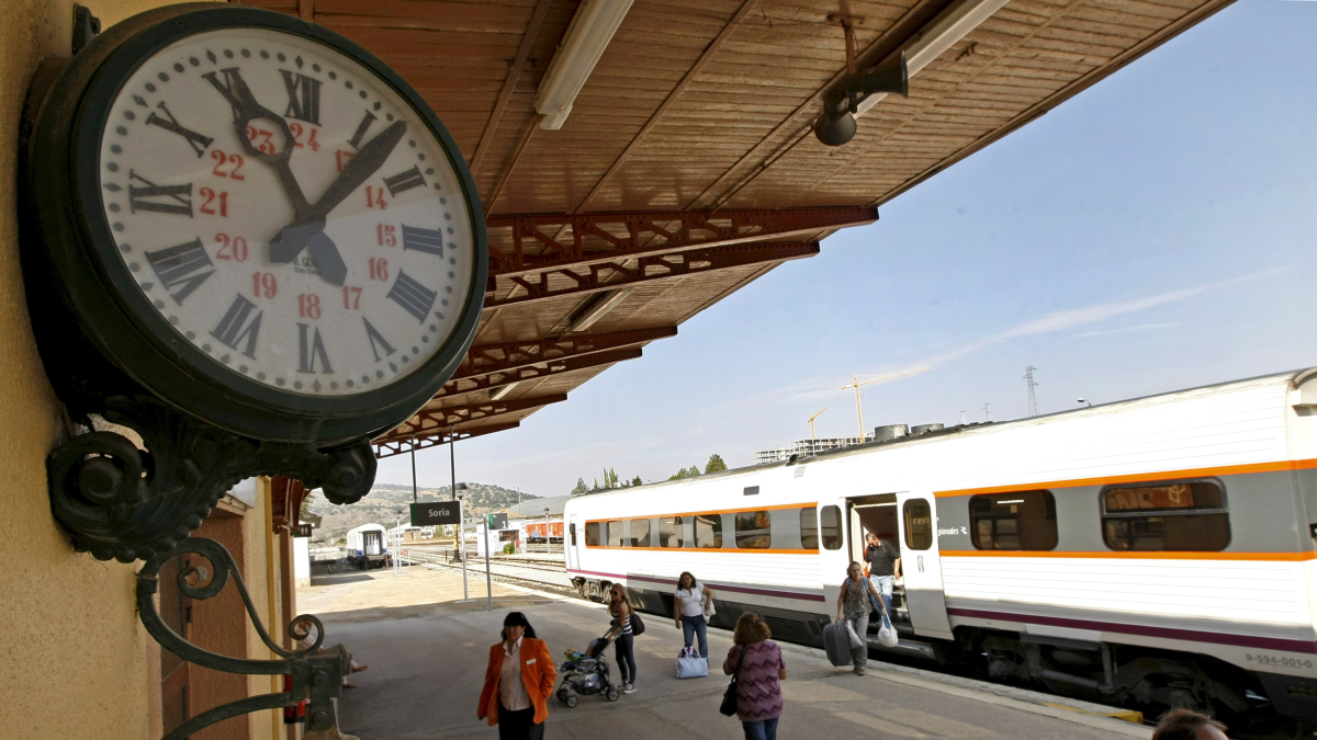 El servicio de enlace al AVE desde Soria sale de la estación de trenes.