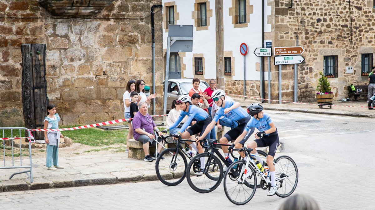 Varios ciclistas durante una edición del Festival cadete que se celebra en El Royo.