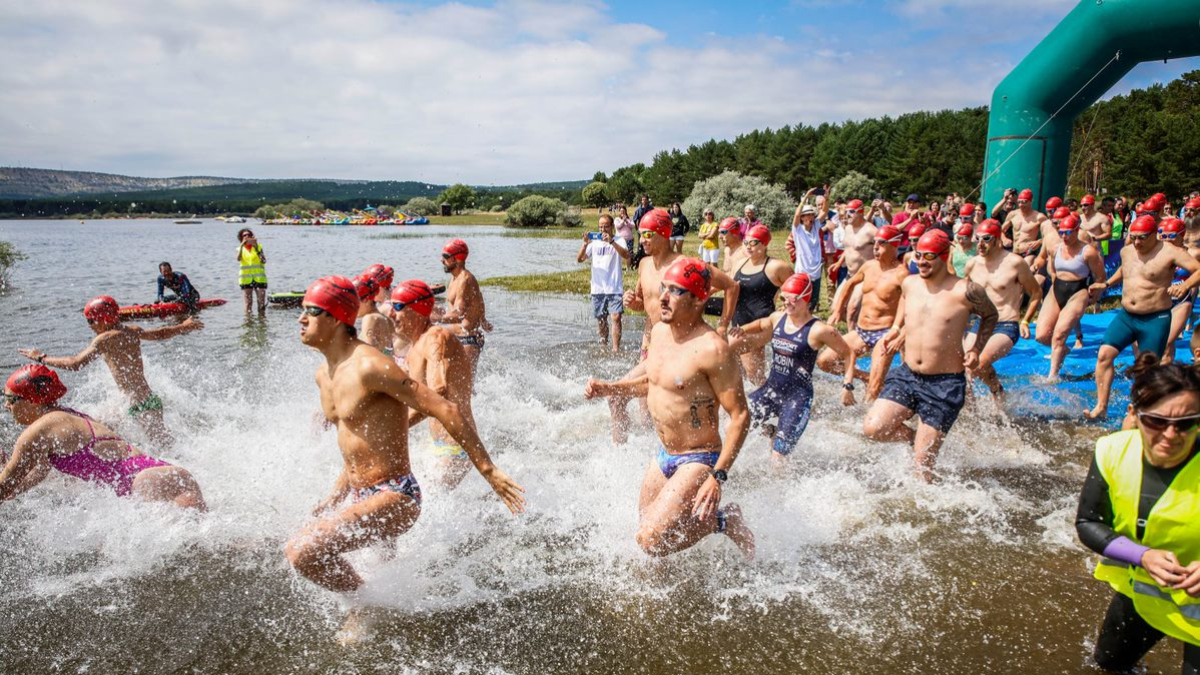 Un momento de la salida de una de las pruebas deportivas más refrescantes del verano soriano.